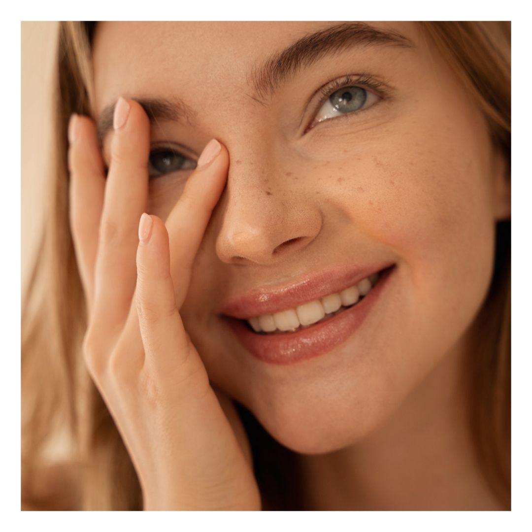 woman without dark circles under her eyes